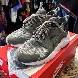 Nike Air Huarache Run Ultra SE GS 6.5Y Olive Gray Sage Green New